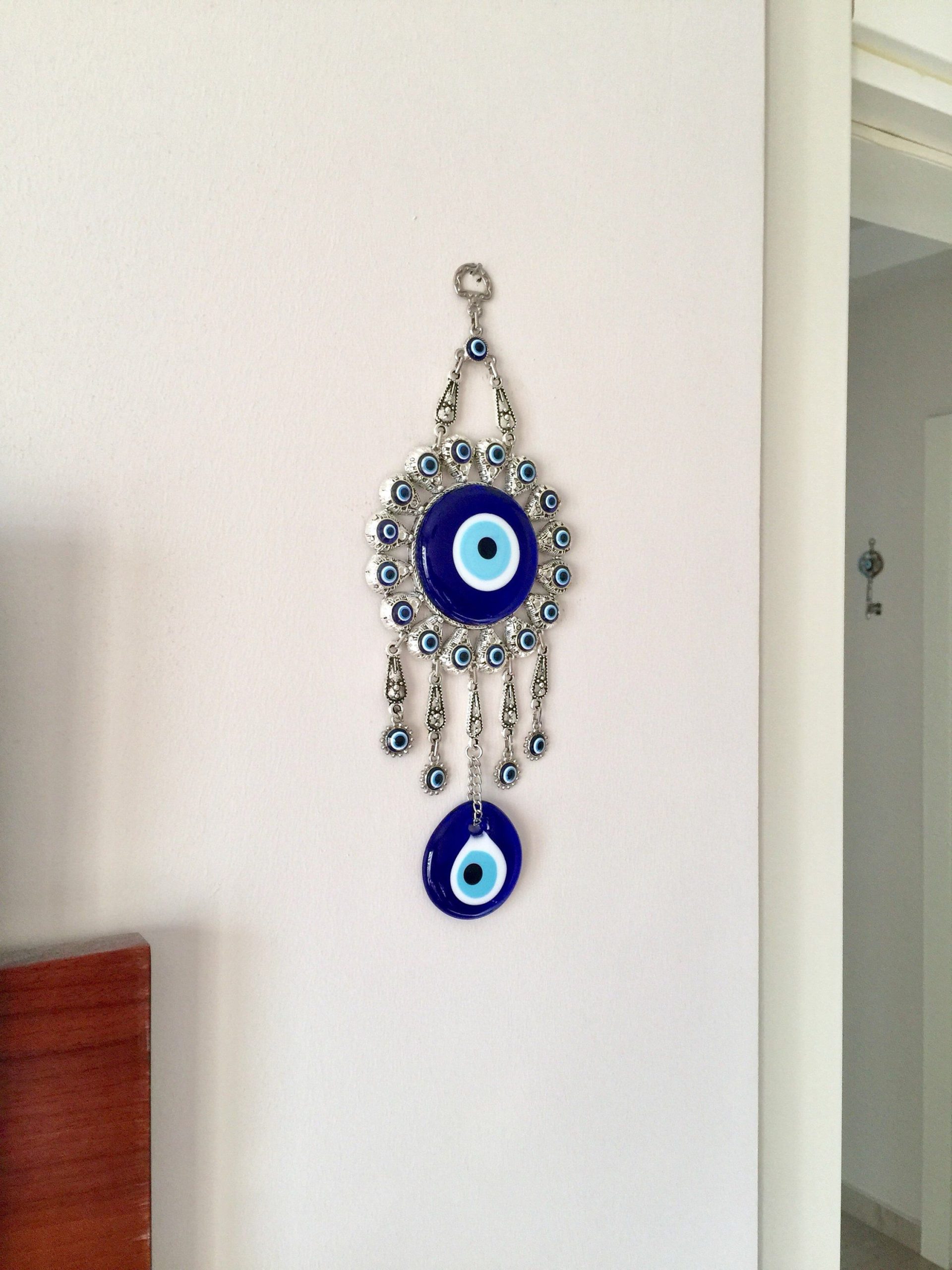 enfeite de olho grego na parede