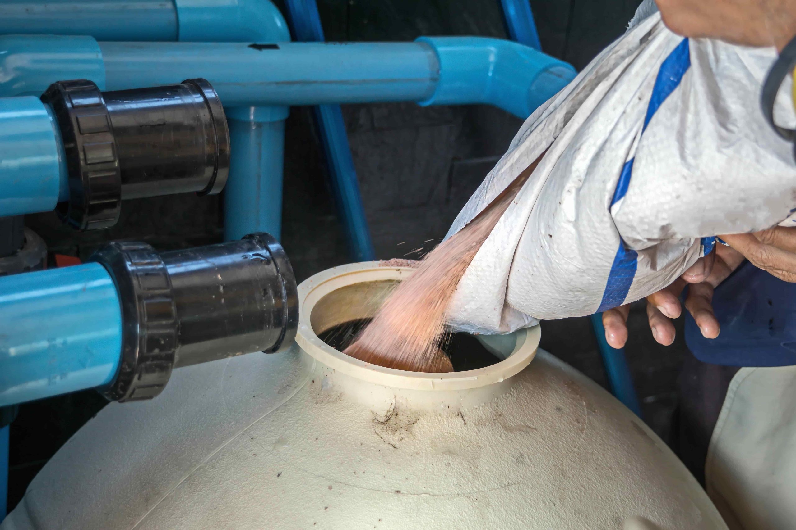 colocação de areia nova no filtro da piscina